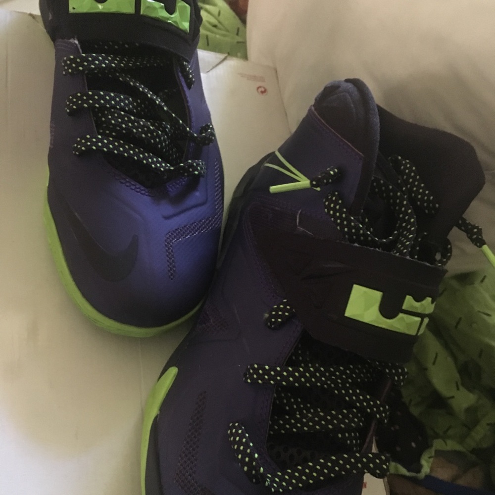 Mint condition Lebron James 9.5 men’s sneaker